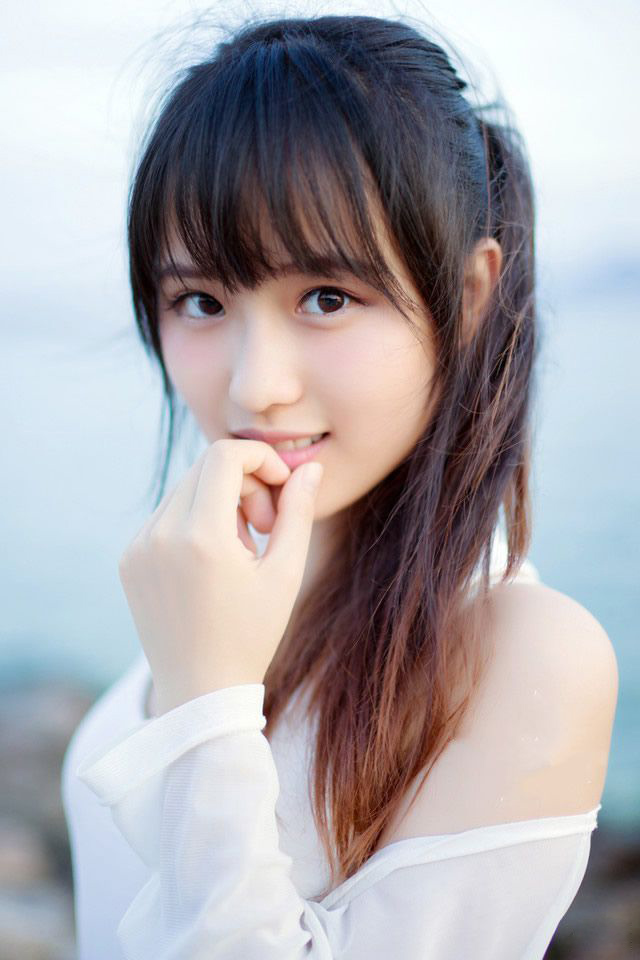 毕竟相比起来，虽然打下中原，会同时跟江东、荆州接壤，两面乃至三面受敌，但如果吕布先取荆州的话，便要随时面临被曹操切断后路的危险，至于蜀中，虽然对于刘璋曹操不怎么看得上眼，不过蜀中的地势太好了，粮道艰难，注定吕布无法投入大兵力去征讨，而且沿途上还有重重关隘。